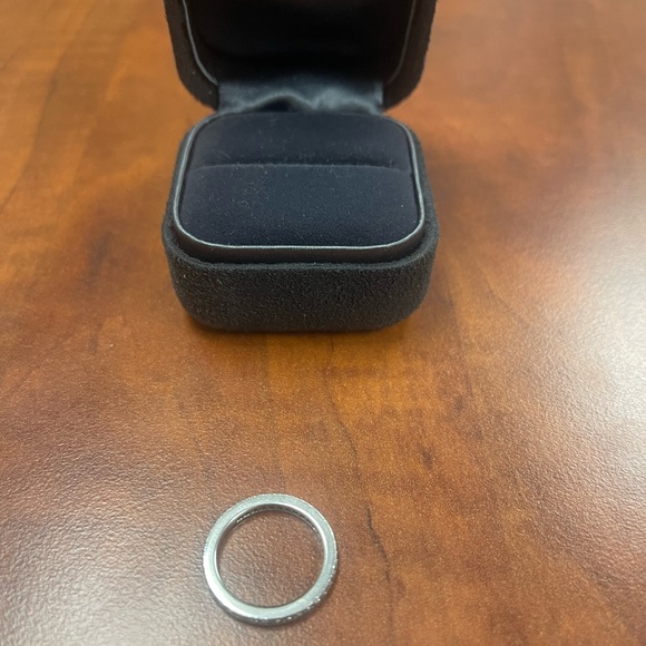 Elegant Silver Women's Ring - Picture 3 of 3